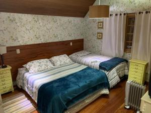a bedroom with two beds in a room at Casa em Campos do Jordão in Campos do Jordão