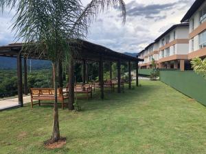 eine Reihe von Bänken an der Seite eines Gebäudes in der Unterkunft Vista Mágica em Camburizinho D in São Sebastião