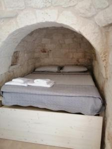 Säng eller sängar i ett rum på Trullo Scrascia.