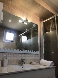 uma casa de banho com um lavatório e um espelho em Apartamento en el Centro, 2 dormitorios, junto parking telpark em Almería