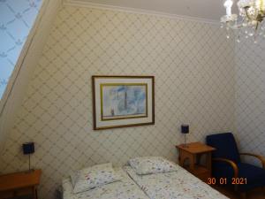 1 dormitorio con 1 cama y una foto en la pared en Mäntyluodon Hotelli, en Pori