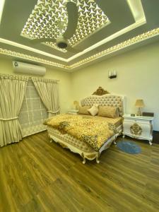 ein Schlafzimmer mit einem Bett und einer Kassettendecke in der Unterkunft Continental boutique House in Islamabad