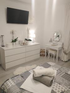 Habitación blanca con tocador blanco y escritorio. en La Monica 2 - Cazare Straja - Lupeni - Retezat - Parang, en Lupeni