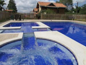 una piscina con agua azul en un patio trasero en Cabañas Filadelfia, en Santa Rosa de Cabal