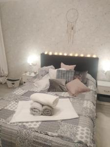 ein Bett mit zwei Handtüchern und Kissen darauf in der Unterkunft La Monica 2 - Cazare Straja - Lupeni - Retezat - Parang in Lupeni