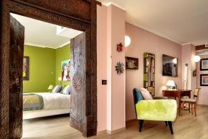 維拉西繆斯的住宿－斯特拉馬里斯酒店，一间卧室配有一张床、一张桌子和一把椅子
