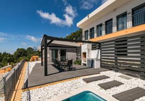 una casa con terrazza e piscina di Villa Monchique a Monchique