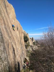 un grupo de personas escalando en un muro de roca en La Casita de Chozas en Soto Real