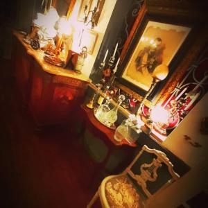 um quarto com uma secretária, um WC e um espelho. em La Villa des Remparts em Labastide-dʼArmagnac