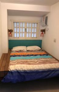 Un dormitorio con una cama grande en una habitación. en Casa Design Búzios Country, en Búzios 32 fotos más