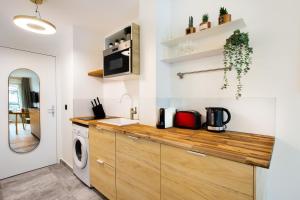 uma cozinha com uma máquina de lavar e secar roupa num balcão em Amazing studio 2P - Buttes Chaumont em Paris