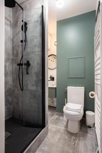 uma casa de banho com um WC e uma cabina de duche em vidro. em Amazing studio 2P - Buttes Chaumont em Paris