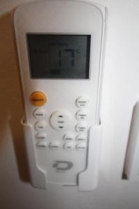 un control remoto que sobresale de una pared en Mainz - 4-Zimmer-Haus - 6 Personen, en Mainz 13 fotos más
