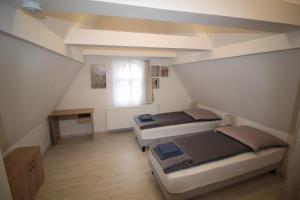 Zimmer im Dachgeschoss mit 3 Betten und einem Fenster in der Unterkunft Mainz - 4-Zimmer-Haus - 6 Personen in Mainz