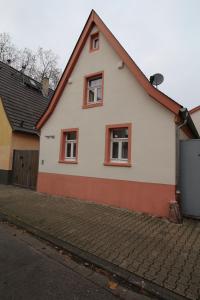 Casa blanca con ventanas rojas en una calle en Mainz - 4-Zimmer-Haus - 6 Personen, en Mainz