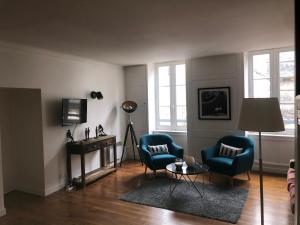 a living room with two chairs and a table at Spacieux T3 en hyper centre in Quimper