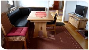 a living room with a table and a couch at Ferienwohnung Mack in Göppingen