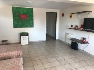 una sala de estar con una pintura al corazón en la pared en Belgrano 9, en Salta