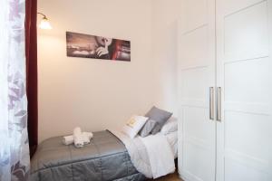ein kleines Schlafzimmer mit einem Bett und einem Schrank in der Unterkunft Casa degli Orti, Dolomia best home in Trient