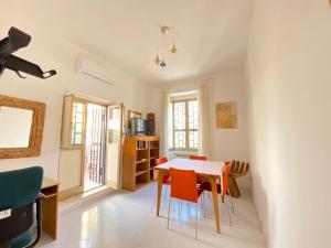 - une cuisine et une salle à manger avec une table et des chaises dans l'établissement Casa Di Lia, à Pouzzoles