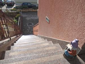 ein Skateboard auf der Treppe neben einem Gebäude in der Unterkunft Apartman Mario in Makarska + 6 Fotos