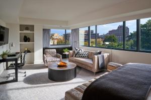 Ruang duduk di The Dupont Circle Hotel