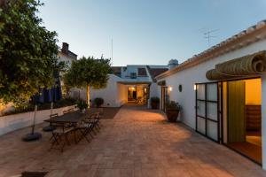 an outdoor patio with a table and chairs at Casa do Xão in Serpa