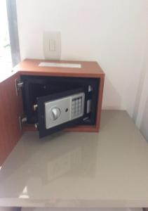 a microwave oven sitting on top of a wall at Villa Maior Hotel in São Roque