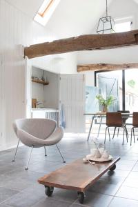 a living room with a chair and a table at De Rheezer Kamer in Hardenberg