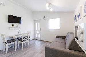 Televízia a/alebo spoločenská miestnosť v ubytovaní Holiday apartment near the beach