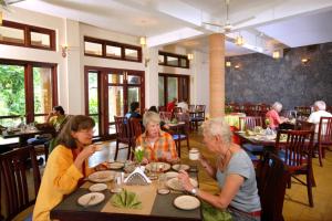 Um restaurante ou outro lugar para comer em Thekkady Carmelia Haven Resort