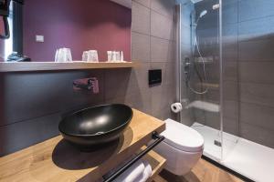 
A bathroom at Palace Hotel Zandvoort
