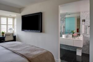 Televisyen dan/atau pusat hiburan di The Dupont Circle Hotel