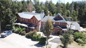 una vista aérea de una casa con un coche aparcado delante en Hostería Bajo Cero, en Villa La Angostura