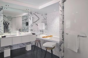 Bilik mandi di The Dupont Circle Hotel