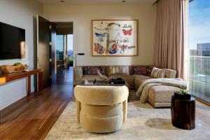 uma sala de estar com um sofá e uma mesa em The Dupont Circle Hotel em Washington