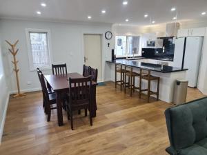 uma cozinha e sala de jantar com mesa e cadeiras em Brand New Home - Central Masterton em Masterton