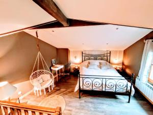 貝萊的住宿－La Maison cachée du PAVILLON BELLEVUE，一间卧室配有一张床和秋千