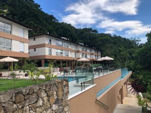 vista para um hotel com piscina em Vista Mágica na Praia de Camburizinho A em São Sebastião