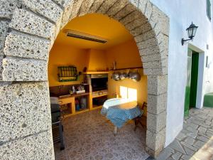 Casa Rural La Sombrera في Fasnia: ممر في مطبخ مع طاولة في غرفة