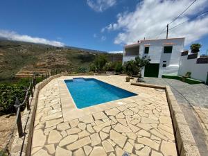 una piscina frente a una casa en Casa Rural La Sombrera en Fasnia