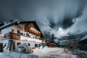 ein Haus im Schnee mit wolkigem Himmel in der Unterkunft Black Forest Dream Apartments in Feldberg