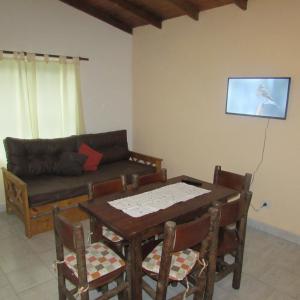 a living room with a table and a couch at NomeolvidesMás in Tandil