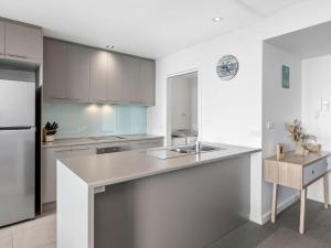 Una cocina o cocineta en Point Grey Apartment 7
