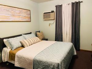 Postel nebo postele na pokoji v ubytování Rockwood Resort Motel + 44 fotografií