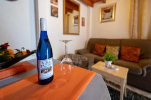 - Botella de vino en la mesa de la sala de estar en La Canela, en Santa Cruz de la Palma