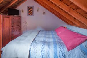 1 dormitorio con 1 cama y vestidor en La Canela en Santa Cruz de la Palma