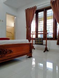 Posteľ alebo postele v izbe v ubytovaní Prayogo Lama Prawirotaman