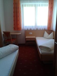 pokój hotelowy z dwoma łóżkami i oknem w obiekcie Apart Alcazar w mieście Ischgl