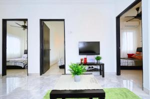 sala de estar con TV y espejo en Setapak Rest House,15min to KLCC #217- Private Room, en Kuala Lumpur